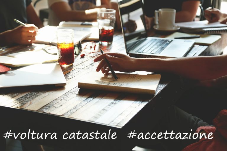 La voltura catastale dell'immobile del de cuius é accettazione tacita dell'eredità